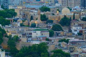 Cité fortifiée de Bakou avec le palais des Chahs de Chirvan et la tour de la Vierge