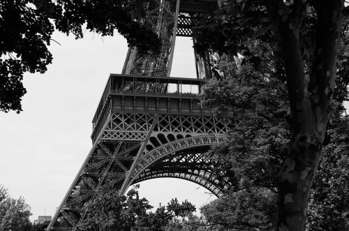 1280px-Eiffeltower_Paris_2011